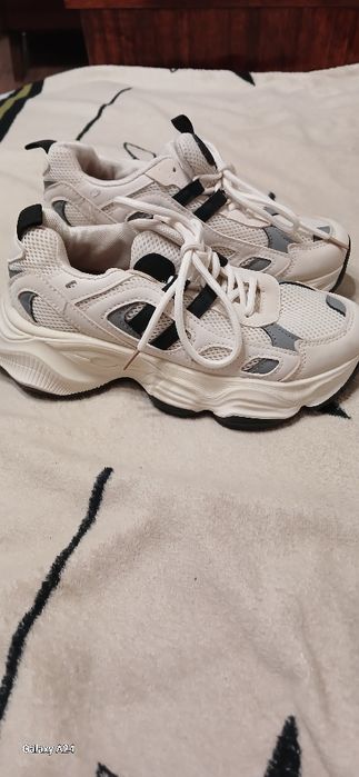 Кросівки жіночій.