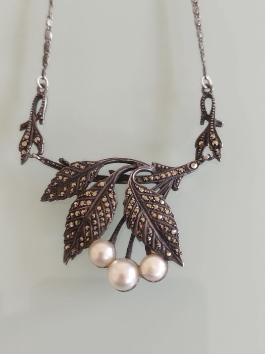 Lindo colar de prata art nouveau. Estado muito bom .prata e marcassita