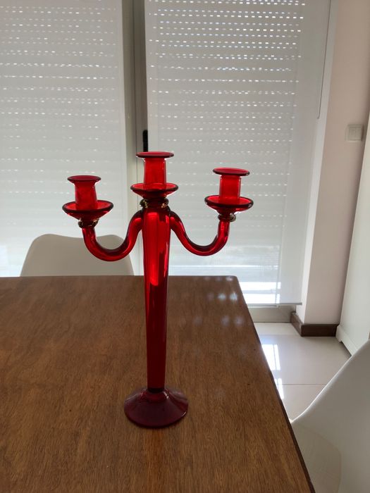 Castiçal em vidro vermelho