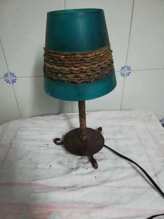 Candeeiro bonito pedras vulcânicas.