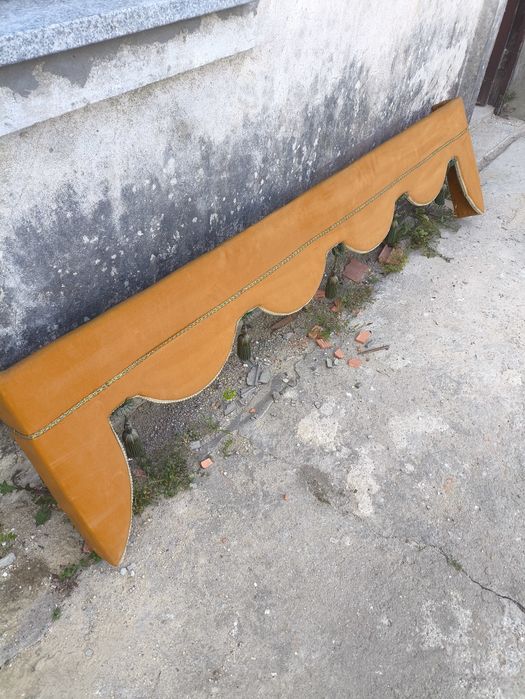Sanefa clássica estofada em tom mostarda com borlas verdes