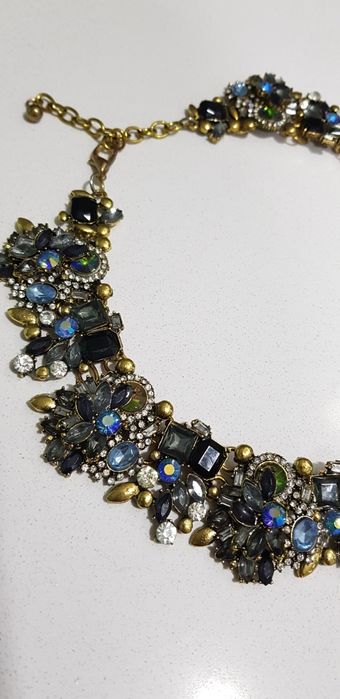 Colar dourado pedras