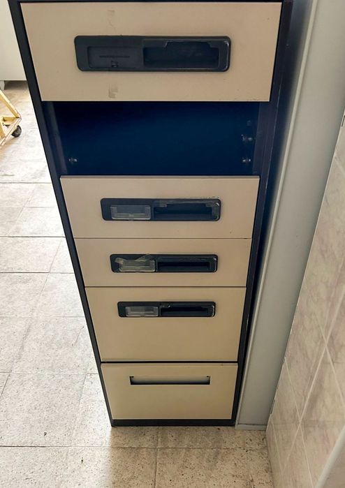 Armário de metal vertical com 4 gavetas e 2 gavetões