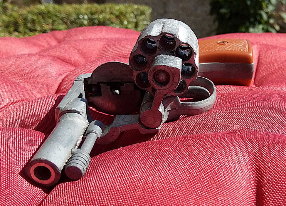 Revolver 607 ou Arma Fabricado em Espanha e com a sua Caixa em Madeira de Castanho e Ferragens em Bronze