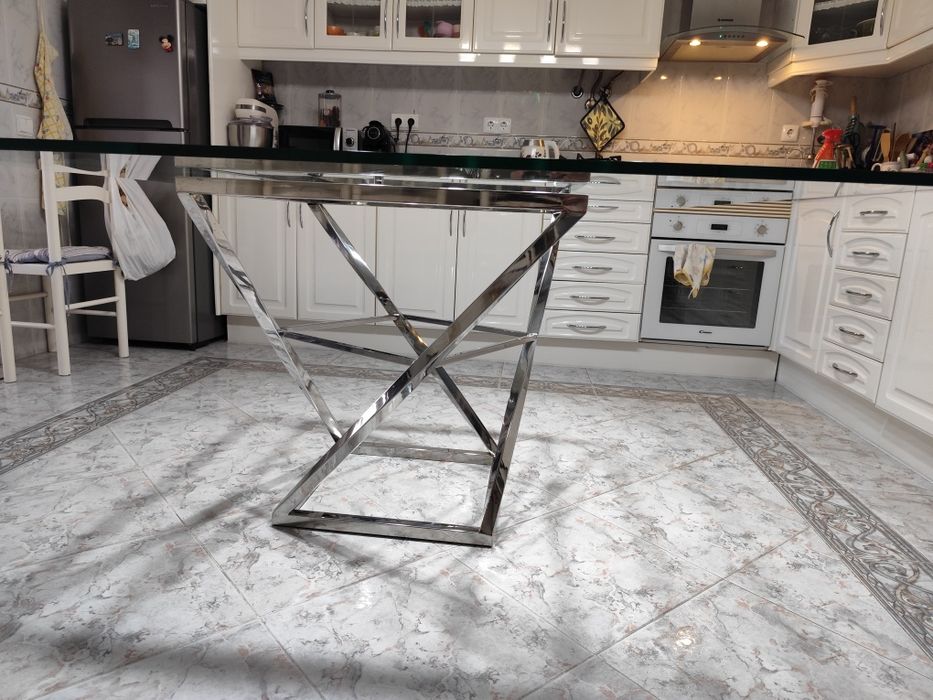 Mesa de Refeição Design Moderno -Vidro Temperado e Pé Metálico Cromado