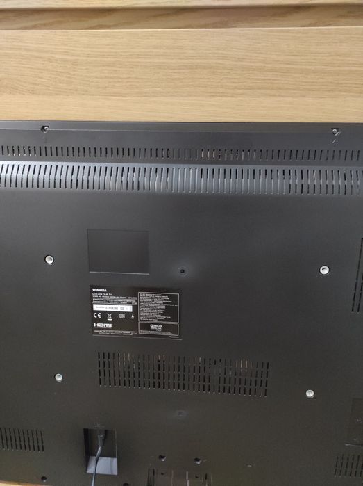 LCD TOSHIBA com comando e cabo HDMI