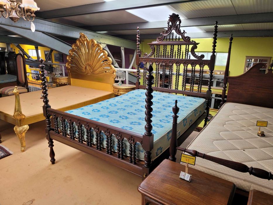 Cama antiga em madeira maciça com estrado e colchão - Muito bom