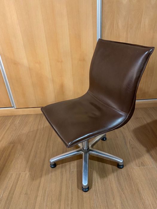 Cadeira estofada a pele castanha