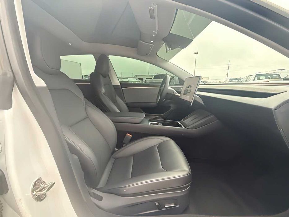 Tesla Model 3      2025