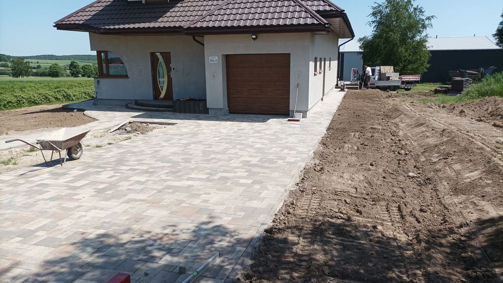 Układanie kostki brukowej i montaż ogrodzeń