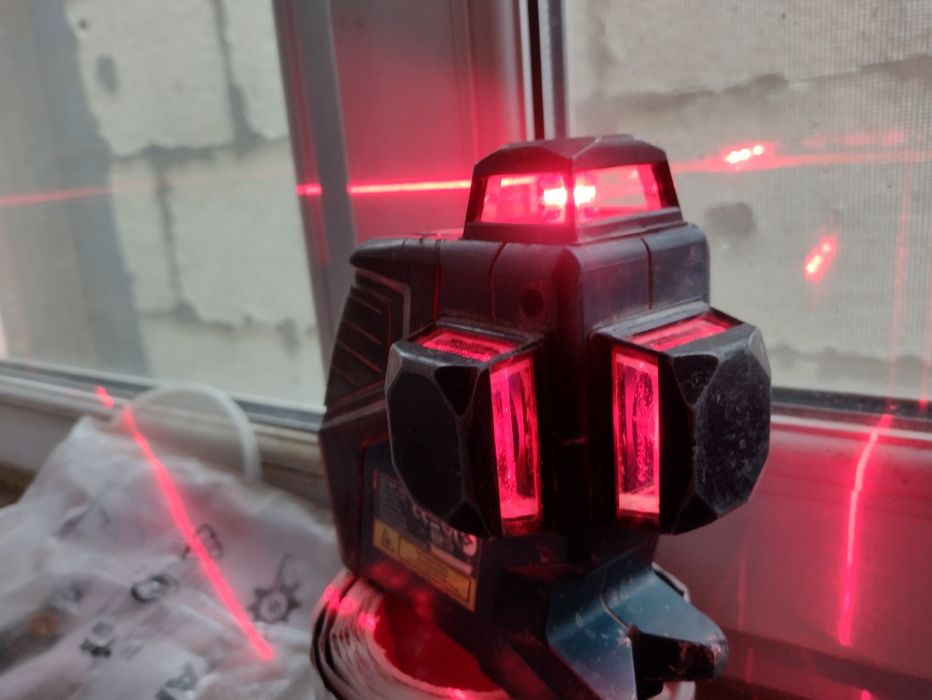 Лазерный уровень Bosch gll 3-80 р