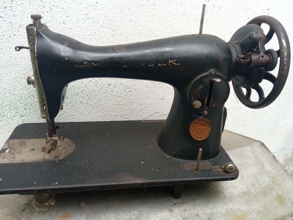 três máquinas de costura,uma como n9va outras menos.75€ as três. indiv