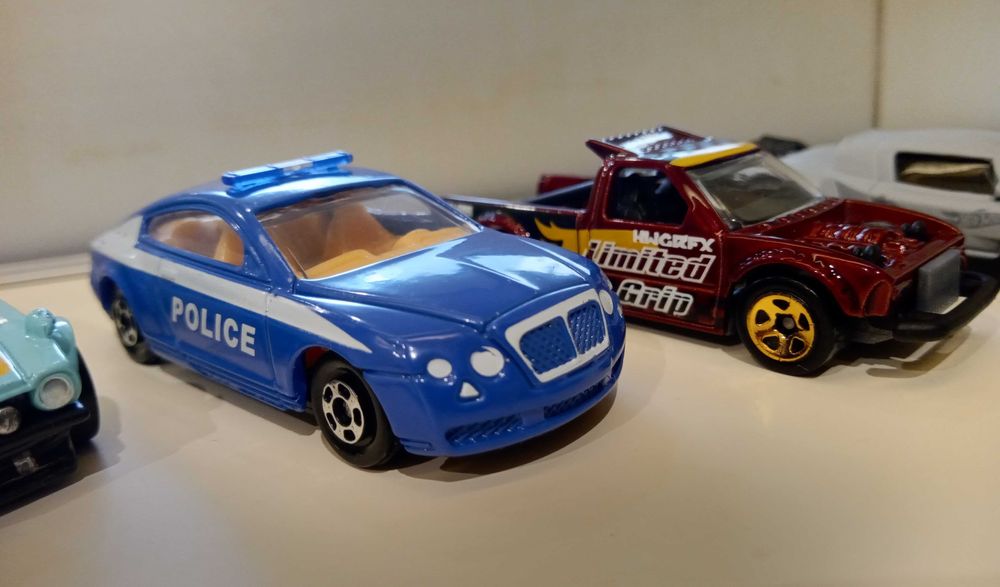 Hot Wheels e outros - 13 carros