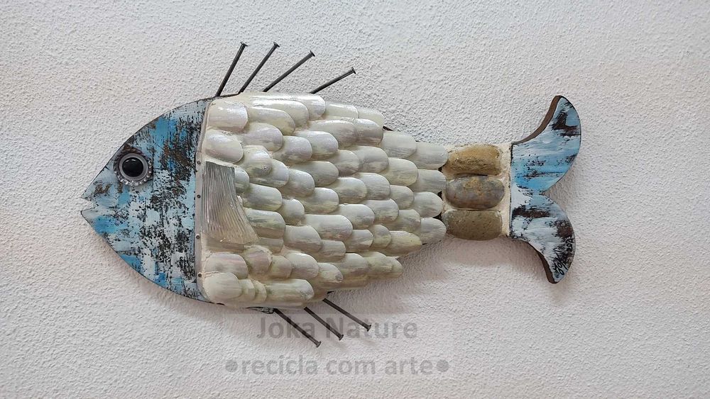 Peixe em madeira 100% artesanal com materiais reciclados (50x30cm)