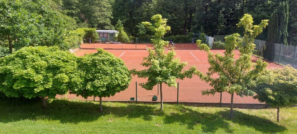 Mączka ceglana - nawierzchnia, kort tenisowy, bieżnia