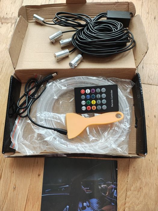 Zestaw oświetlenia ambient LED RGB do samochodu – światłowód, pilot, 5 LED