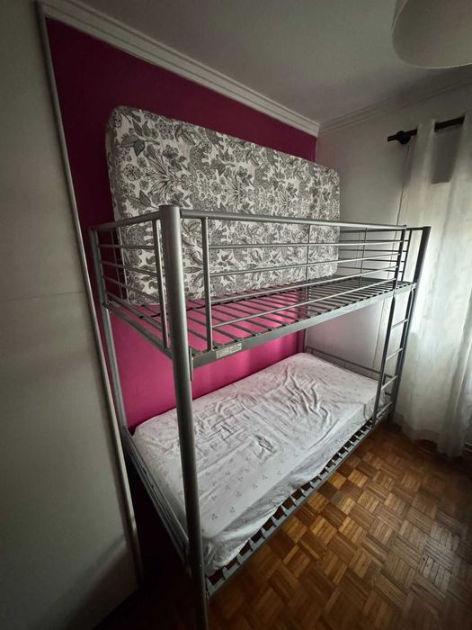 Beliche em metal c/ 2 camas c/ estrado + 2 colchões ortopédicos