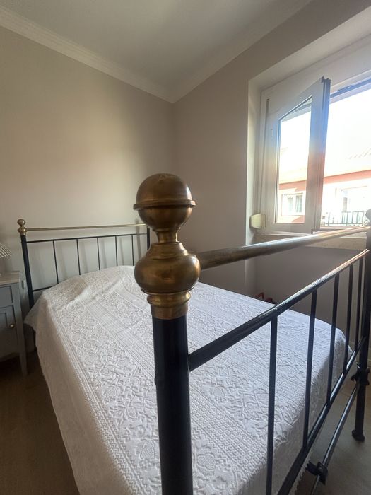 Cama antiga de ferro restaurada com colchão novo