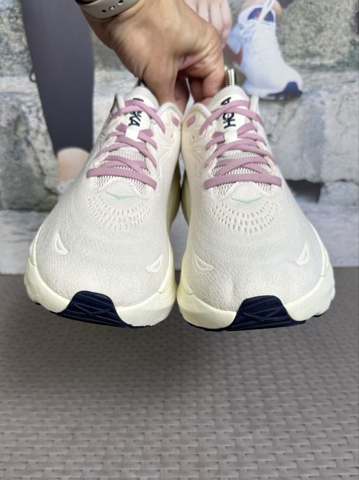 Hoka Arahi 8 кроссовки 42 размер беговые бежевые