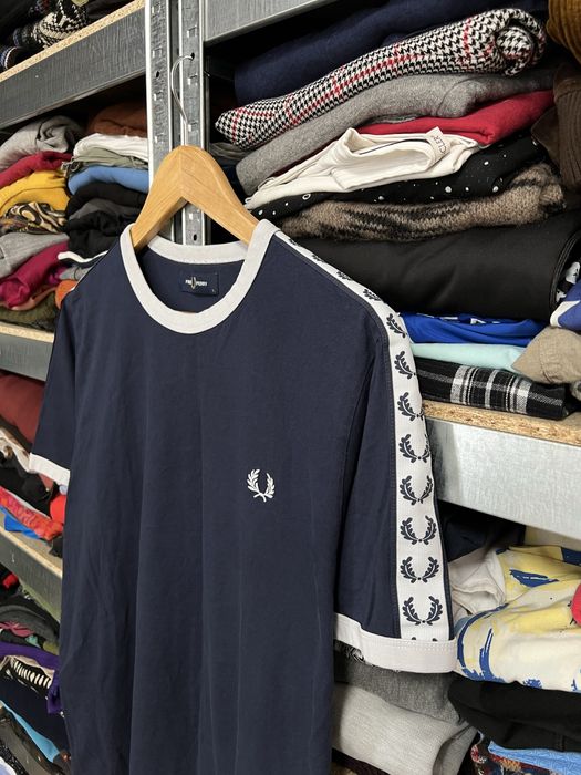 Футболка Fred Perry на лампасах