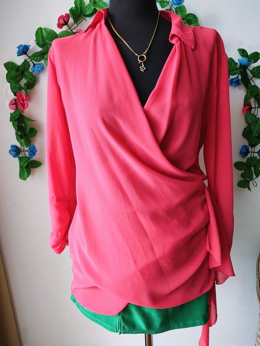 Elegancka kopertowa bluzka w intensywnym różu styl Glamour