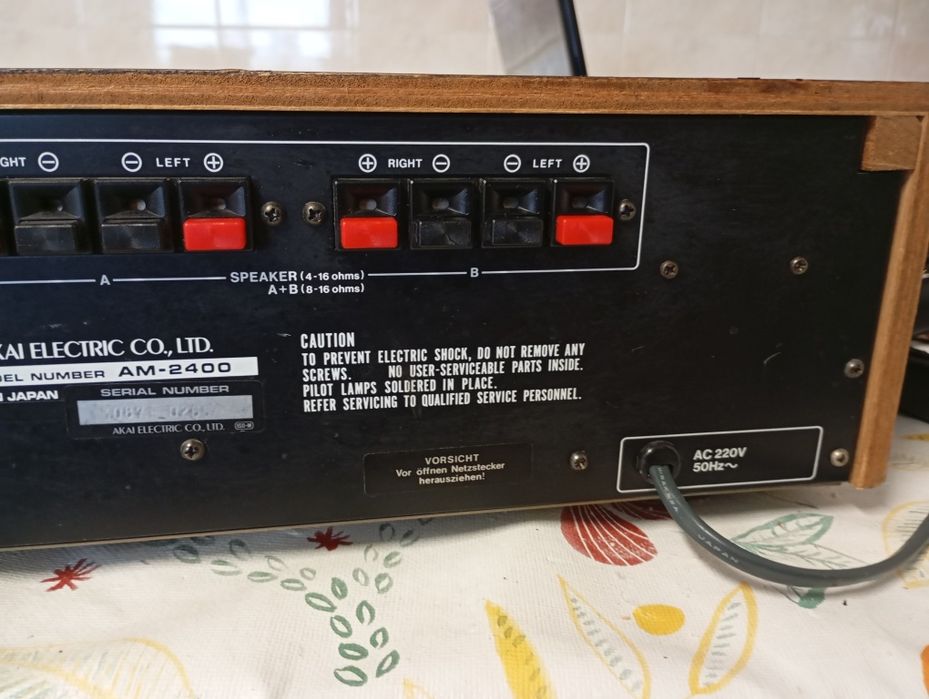 AKAI AM 2400 Black Amplificador