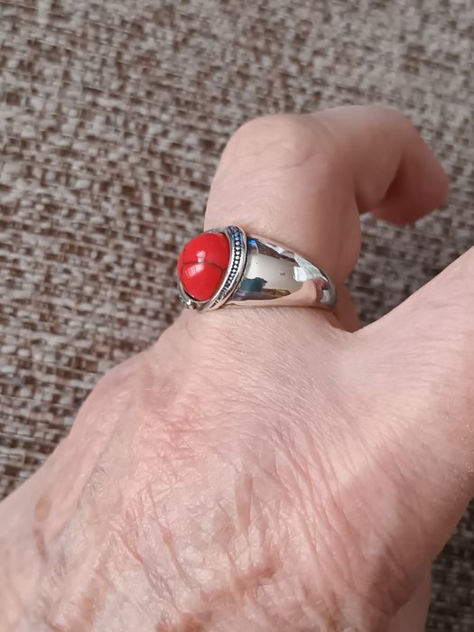 Pierścionek że srebra próby 925 z Koralem