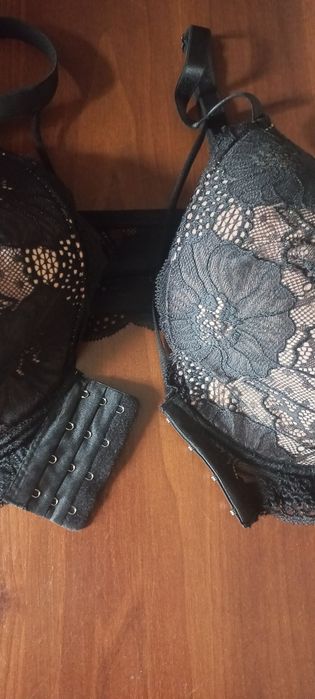 NOWY biustonosz 110E – czarna koronka na beżu, model Plus Size