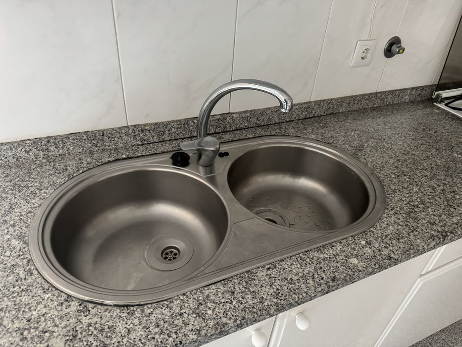 Cozinha usada lacada a branco em bom estado com pedra marmore e eletrodomesticos