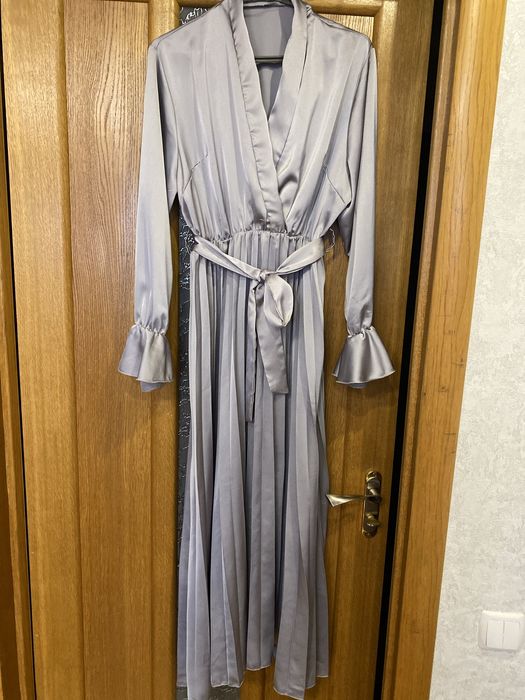 Жіноча сукня із легкоі тканини подовженого крою