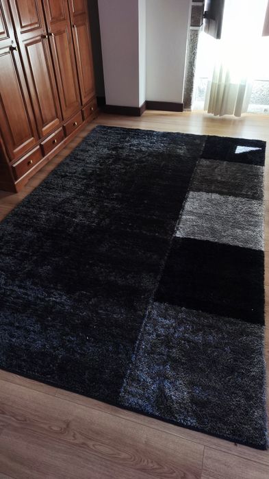 2 carpetes cinzentas escuras 2x3 metros com uma zona com várias tonalidades