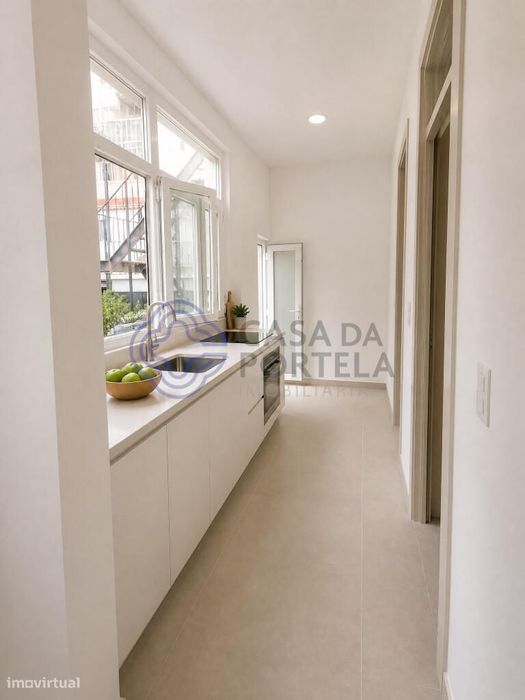 Apartamento T3 novo remodelado com logradouro de 15 m2 em prédio total