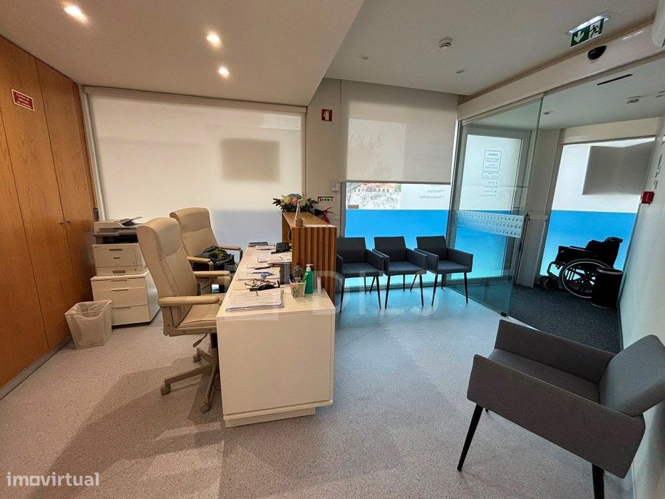 Espaço comercial para arrendar, na Rua Brito Capelo, Porto