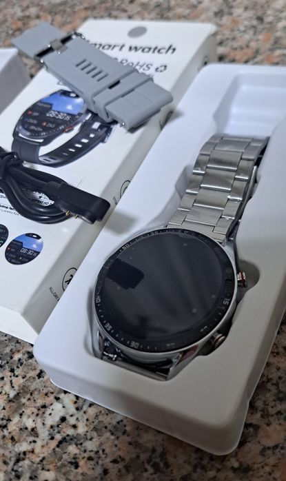 Smartwatch Silver com pulseira em aço e outra em silicone