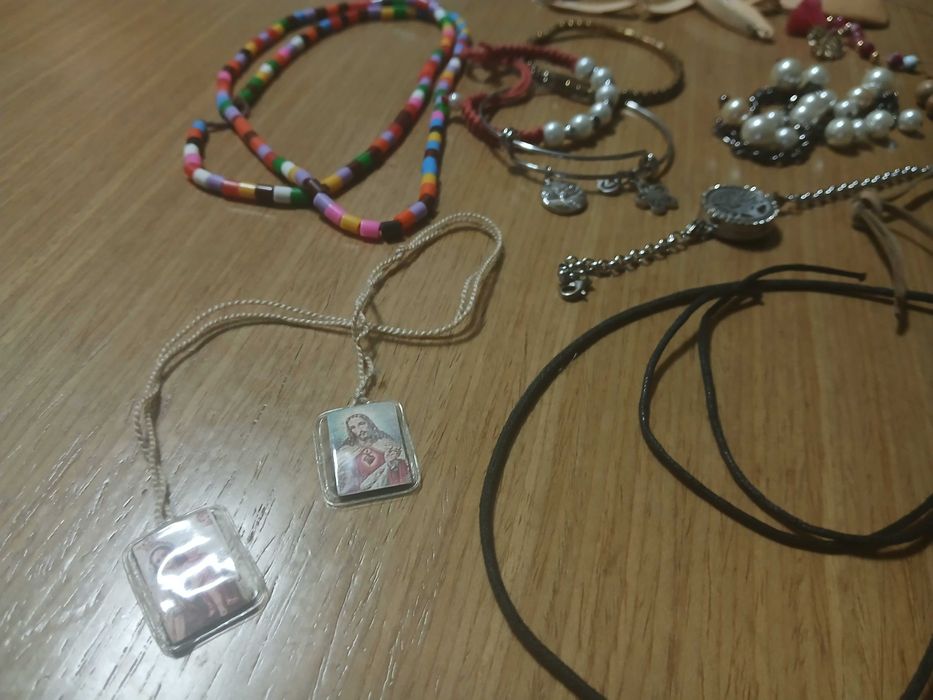 Conjunto variado de várias peças de bijuteria (não vendo separado)
