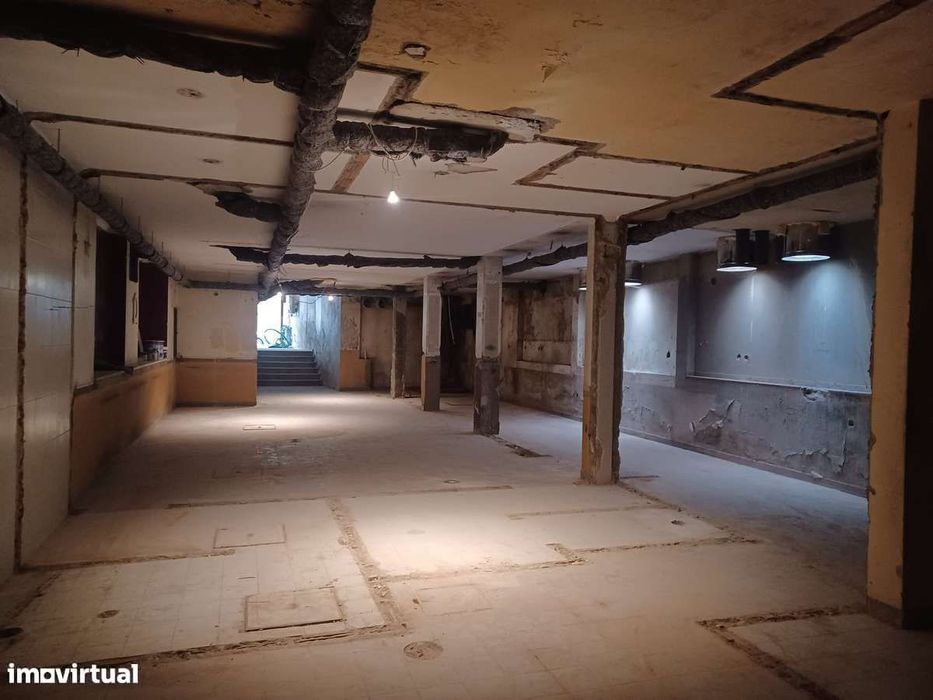Loja para arrendar em pleno centro da cidade - Zona do Pópulo - 150 m2
