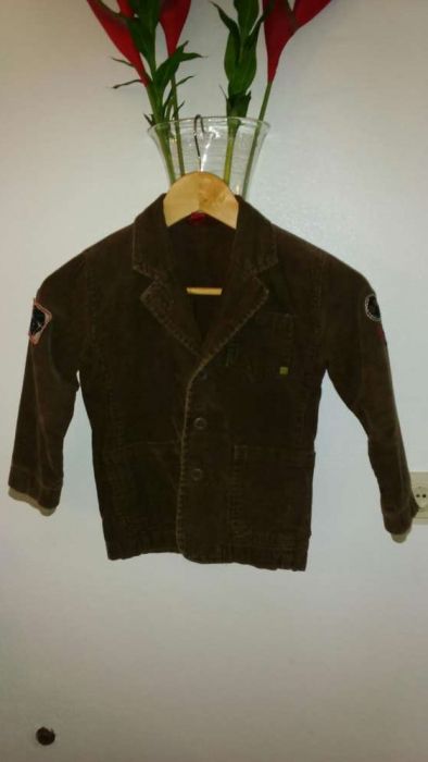 Casaco castanho tipo blaser de bombazine para rapaz da Zara.