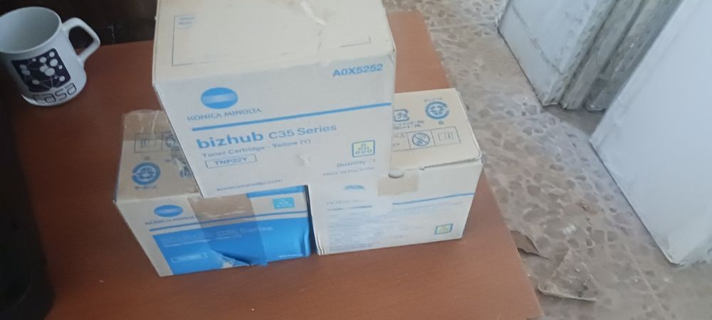 Impressora  usada a trabalhar com tinteiros extras.
