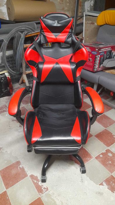 Cadeira gaming e cadeira de  coleção