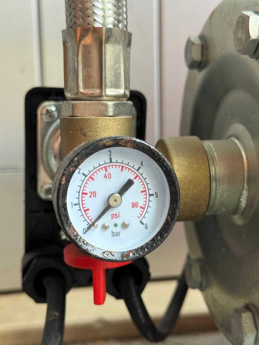 Bomba de Água Sterwins 24L 1100W com Depósito de Pressão – A Funcionar