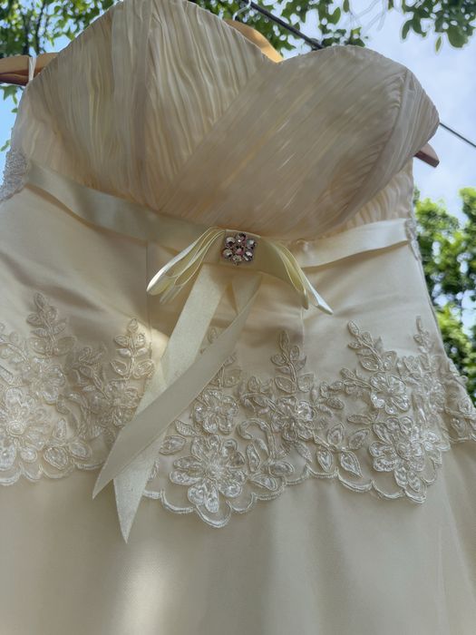 Прокат або продаж весільноі сукні колір Айворі