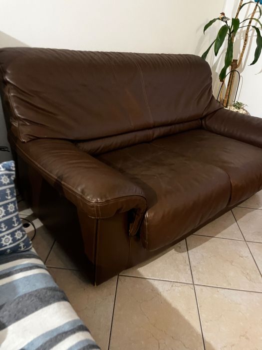 Sofá em pele dois lugares