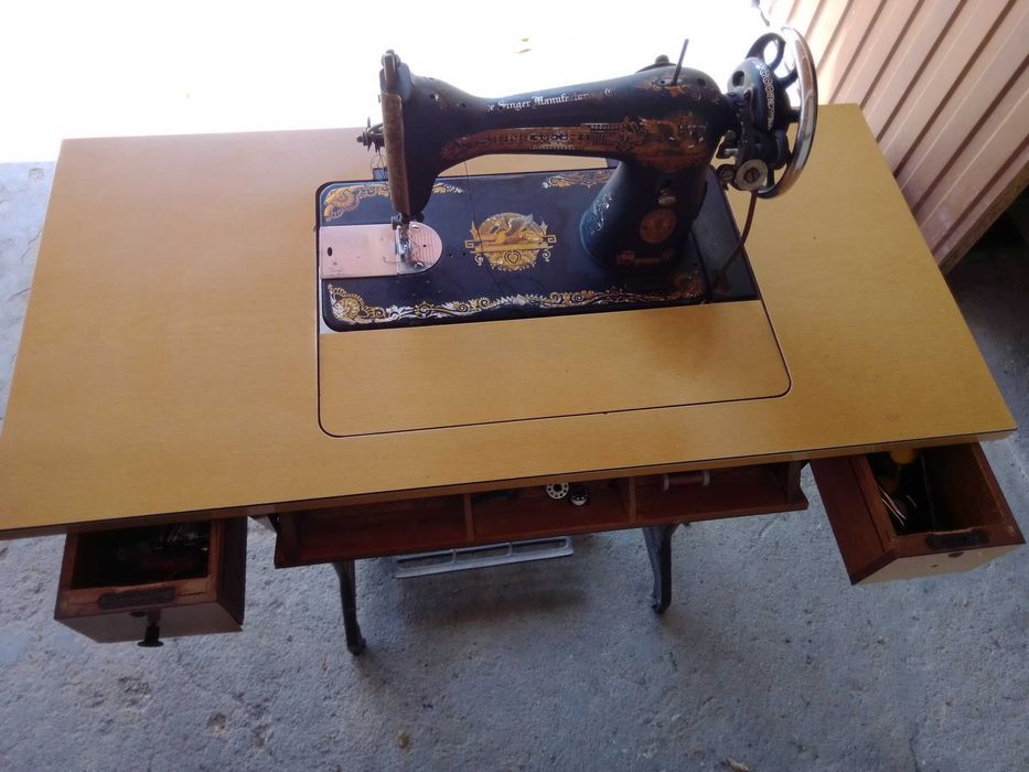 Maquina de costura Singer a funcionar.