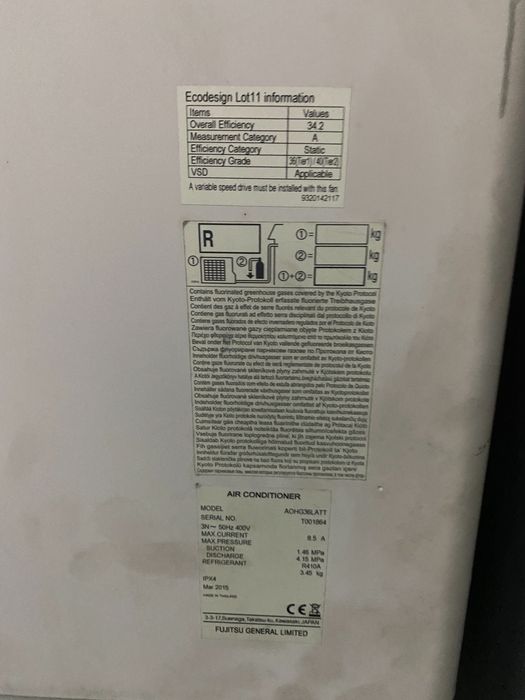 Ar condicionado completo (2 splits + saída central + cortina térmica)