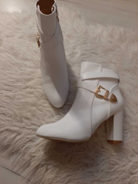 Piękne białe kozaki na wygodnym szerszym obcasie ok 8cm 39