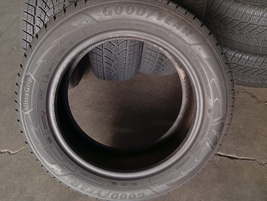 Комплект r17 215/60 Goodyear UltraGrip Performance+ зимові шини в ідеальному робочому стані сезон тільки їздила 8мм Германія виробник, майже 24рік