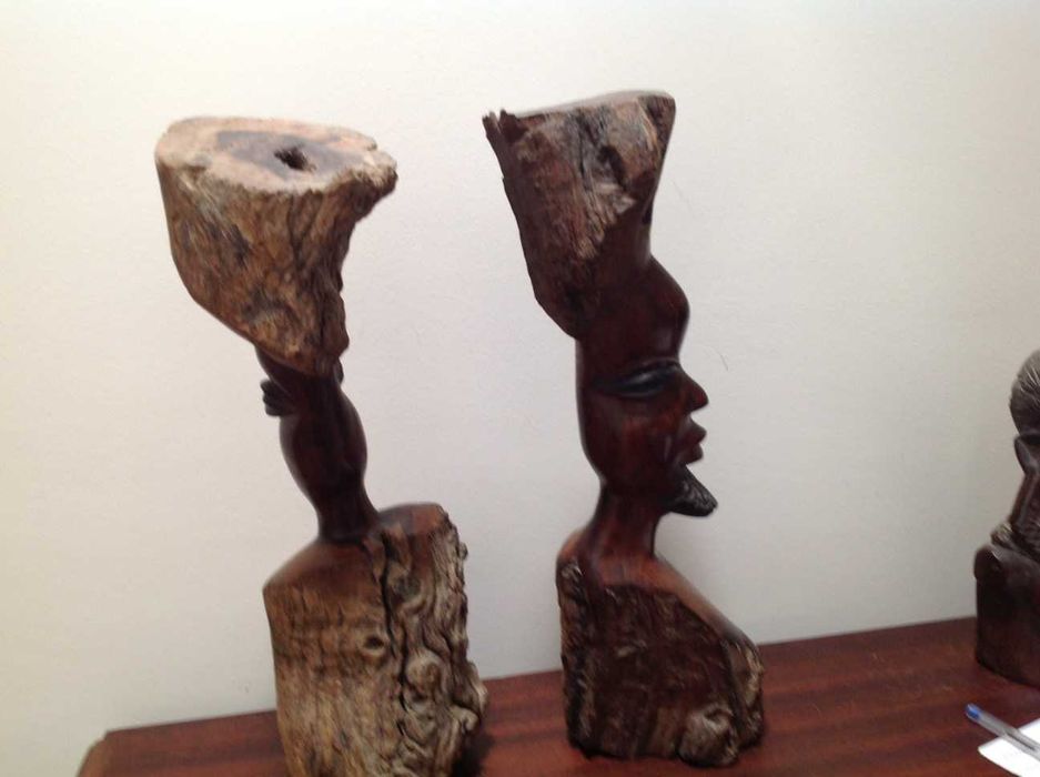 Par de estatuetas , madeira africana, com 37 cm. Pesadas