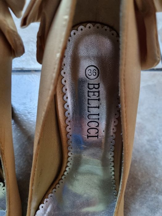 Buty na obcasie, złote, kokarda