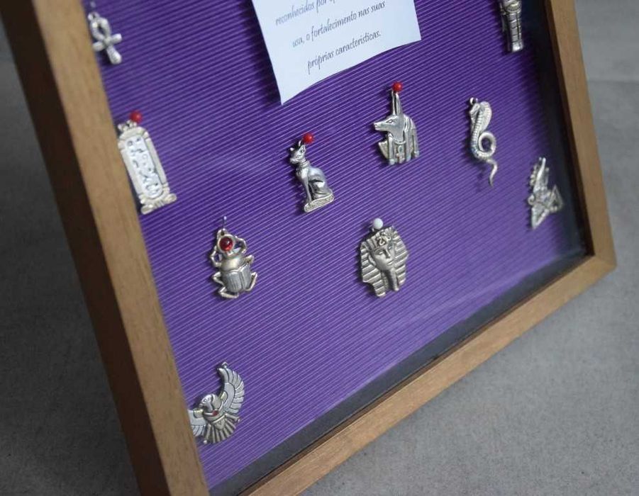 Quadro com 16 medalhas com símbolos Atum Ra (Antigo Egito)