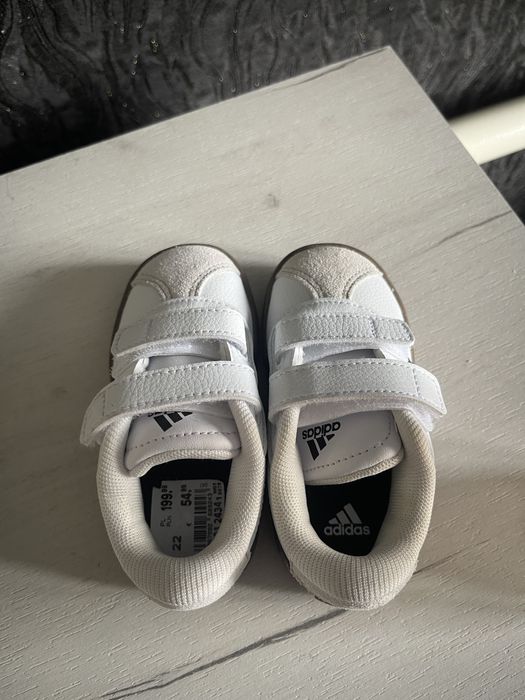 Продам детские кроссовки Adidas оригинальние